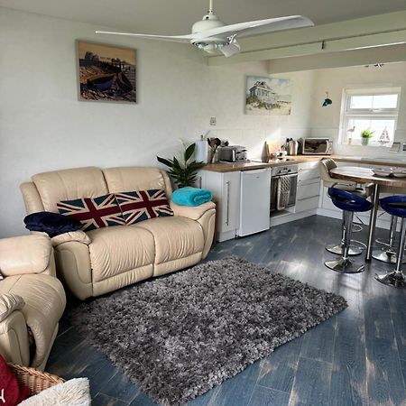 Cosy Beach Chalet Scratby Экстерьер фото